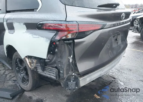 2021 Toyota Sienna Le z USA, uszkodzony, nr VIN 5TDKRKEC1MS026610